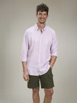 Camisa verde militar de manga larga, confeccionada en mezcla de lino y algodón. Tiene cuello clásico, cierre con botones y un bolsillo en el pecho.