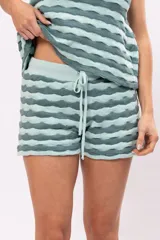 Short tejido a rayas horizontales en dos tonos de verde, con cintura elastizada y cordón ajustable.