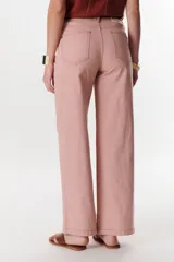 Pantalón de jean blanco de lino strech, corte recto y tiro alto.