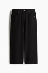 Pantalón de jean negro de corte ancho, tiro alto y largo cropped.