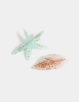 Set de dos hebillas para el pelo con forma de estrella de mar color celeste con lunares dorados y caracol color rosa marmolado con detalles dorados.
