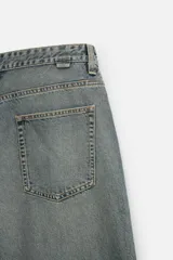Pantalón de jean celeste con efecto lavado, corte amplio tipo baggy y cinco bolsillos.