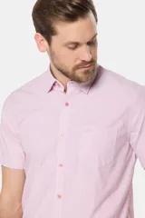 Camisa de hombre a rayas finas color rosa y blanco, de manga corta, con cuello abotonado, bolsillo en el pecho con logo bordado y botones personalizados. Confeccionada 100% en algodón.