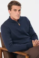 Sweater color beige de tejido de punto con cuello alto y cierre parcial con cremallera.
