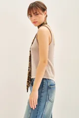 Musculosa azul marino de tejido de punto con lurex plateado.
