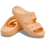 Sandalias Crocs Classic color beige con dos tiras superiores y orificios para charms Jibbitz.
