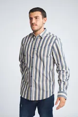 Camisa de hombre a cuadros color beige y azul marino, de corte slim fit, con mangas largas, cartera abotonada y logo bordado en el pecho. Confeccionada en algodón.