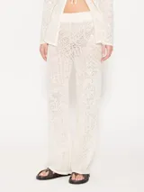 Pantalón de tejido calado color crudo con lentejuelas, de corte recto y silueta fluida.