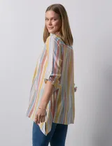 Camisa larga de rayón marca Robert Louis, con estampado a rayas verticales en tonos coral y blanco. Tiene cuello con solapa, abertura central con botones, mangas largas regulables con presilla y botón, y tajos laterales.