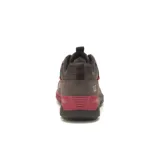 Zapatillas Caterpillar Crail Sport Low color marrón con detalles en rojo y negro. Capellada de nobuk engrasado, forro de malla de nylon suave y transpirable, plantilla de espuma acolchada, entresuela de EVA duradera y ligera, y suela de goma para mayor tracción.