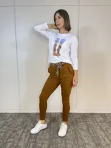 Pantalón terracota de algodón con corte ajustado, cintura plisada, bolsillos funcionales y cinturón con estampado animal print.