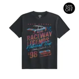 Remera negra de algodón con cuello redondo y mangas cortas. Estampado frontal con diseño de autos de carrera y texto "Raceway Legends National Tour".