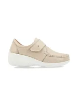 Zapato slip on color marrón con elástico en el empeine y suela blanca.