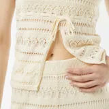 Top de croché color beige con tirantes finos y abertura frontal con lazo.