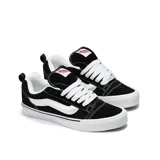 Championes Vans Knu Skool negros con detalles en blanco y plateado.