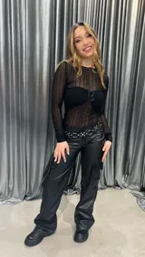 Body negro de tul con mangas largas y cuello redondo.