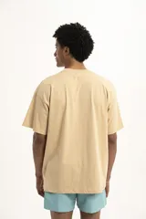 Remera color celeste con bolsillo en el pecho y logo estampado en color naranja.