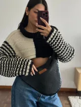 Bandolera negra de cuero con textura croco, correa ajustable y logo de la marca en etiqueta de cuero.