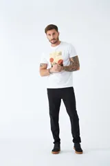 Pantalón chino de gabardina color beige, de corte regular, con cierre frontal y bolsillos laterales y traseros.