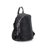 Mochila negra de símil cuero, con cierre principal y bolsillo interno con cierre. Tiene asa de mano, correas regulables y bolsillo oculto en la espalda.