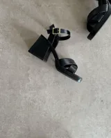 Sandalias doradas de cuero vacuno con taco bloque de 8cm y tira al tobillo.