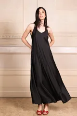 Vestido largo negro de breteles finos y escote en V.