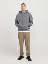 Hoodie gris oscuro de manga larga con capucha, corte holgado y bolsillo canguro.