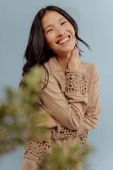 Camisa blanca de lino con bordados y mangas largas.