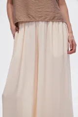 Pantalón color crema de rayon, corte ancho y tiro alto.