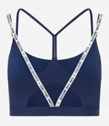 Top deportivo azul marino con copas, breteles finos cruzados en la espalda con lettering "ON THE MOVE" y aberturas decorativas en la espalda.