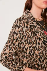 Tapado de corte recto con estampado animal print de leopardo, solapas clásicas y mangas 3/4.