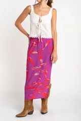 Falda midi de viscosa color fucsia con estampado de hojas rojas y azules.