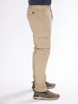 Pantalón cargo color verde militar, con múltiples bolsillos y corte ajustado.
