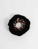 Maxi scrunchie plisada con estampado animal print y elástico interno.