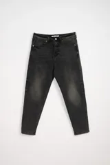 Pantalón jean de corte slim taper color gris oscuro con efecto desgastado.