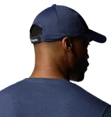 Gorra deportiva Columbia Coolhead III Ballcap color azul marino, con logo bordado en blanco. Cuenta con tecnología Omni-Freeze ZERO para refrigeración superior, Omni-Wick para absorción de humedad y cierre trasero de velcro.