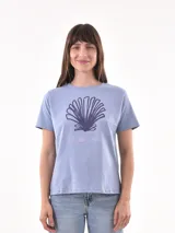 Remera celeste con estampado de concha marina y texto 'Sommer time' en color lila.