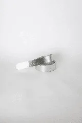 Cinturón de cuero negro, delgado y liso, con terminación en lazo.