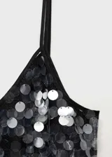 Vestido largo de fiesta con lentejuelas plateadas y negras, escote en V y tirantes finos.