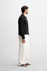 Sudadera negra de cuello alto con cierre de cremallera, corte regular y mangas largas.