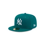 Gorra New Era 59FIFTY New York Yankees League Essential, color verde con logo de los Yankees bordado en blanco en el frente y logo de la MLB en la parte trasera. Tiene corona estructurada y diseño ajustado por tallas.