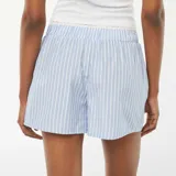 Short de pijama celeste con rayas verticales blancas y cintura elastizada.