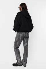 Buzo tipo hoodie color beige, de frisa gamuzada, con silueta oversize, bolsillo canguro, puños y cintura de ribb, capucha forrada con jersey y aplique de ojalillos en los puños.