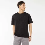 Camiseta negra de manga corta con cuello redondo y diseño jacquard de hojas.
