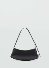 Bolso negro con textura, forro interior, asa corta y asa de hombro ajustable. Cierre de cremallera y diseño ovalado.