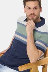 Remera polo a rayas horizontales en tonos bordó, blanco y azul. Con botones personalizados y logo bordado en el pecho.