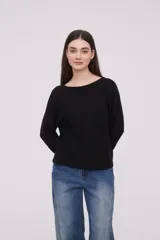 Sweater negro de corte holgado y manga larga, confeccionado en viscosa.