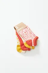 Pack de cuatro pares de medias soquete con diferentes estampados: flores rosas, rayas horizontales de colores, ondas rojas y lunares amarillos.