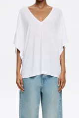 Camiseta blanca de viscosa, corte recto, cuello en V y manga corta ancha.