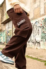 Pantalón cargo marrón con corte holgado, bolsillos laterales con solapa y logo bordado en blanco.